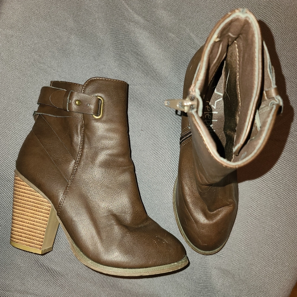 Celebrity NYC brown heel booties sz 6
